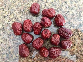 3、燕窝汤,准备好红枣干