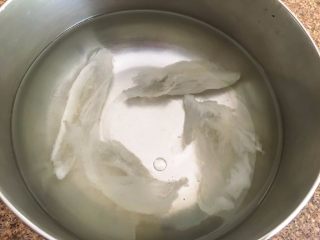 6、燕窝汤,燕窝泡在水里，泡过夜