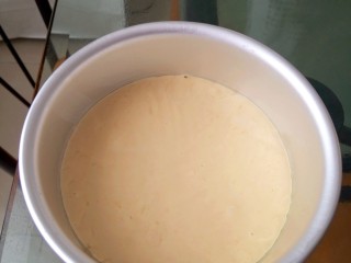 3、玉米发糕,模具抹油，将面糊倒入模具，抹平表面，手背沾油可以将面糊表面抹平且不粘手易操作。