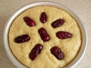 6、玉米发糕,水烧开后放入模具，中火蒸25分钟，关火五分钟后揭盖。