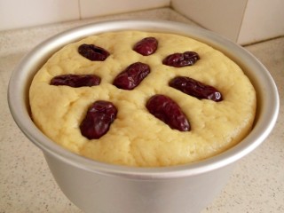 7、玉米发糕,发糕放至不烫手后即可脱模，将一个玻璃杯放在模具下面，双手捧住模具往下拉即可脱模。