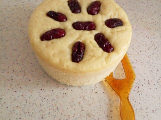 9、玉米发糕,用塑料蛋糕刀贴着发糕底部平划过去，即可脱去底模。