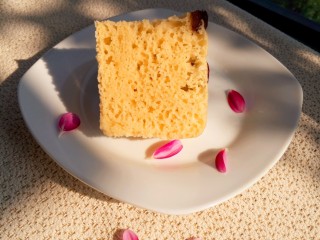 13、玉米发糕,没吃完的发糕装保鲜袋冰箱冷藏，发糕隔夜要切块蒸热，要速度的话，选择微波炉加热，切块装保鲜袋，中火加热，切勿选择高火，我的微波炉没有火力大小，就先加热30秒，根据加热程度决定是否加时。