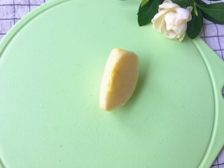 4、苹果山药泥,苹果取一小瓣去皮