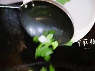 8、椒盐排骨＆饭爷辣酱烧茄子 ,锅中留少许油，加青蒜段爆香