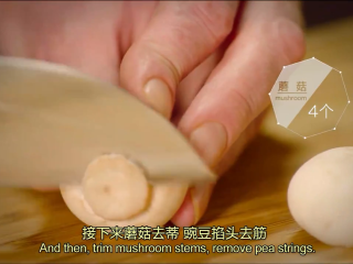 8、白黄油煎鲈鱼,蘑菇去蒂，豌豆掐头去筋