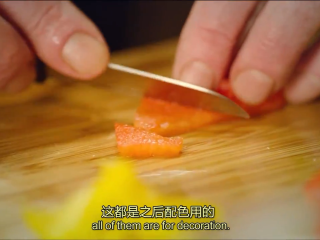 9、白黄油煎鲈鱼,红椒黄胶切开，小番茄切开