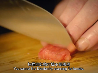 15、白黄油煎鲈鱼,黑橄榄切片，番茄切细粒