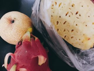 1、多功能水果红茶,所有水果切块，梨带皮切块，梨皮去干燥，火龙果把表面带刺的皮去掉，然后带皮切块，因为皮里有花青素