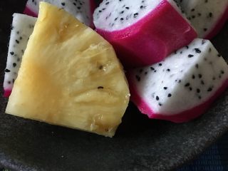 2、多功能水果红茶,切成这样的，其他的水果都在玻璃壶里忘记拍了。菠萝多放点