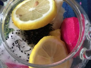 4、多功能水果红茶,所有水果放一起，女孩子特殊时期放两片姜片再放点益母草红糖，味道也超好。姜片和菠萝的味道挺搭的