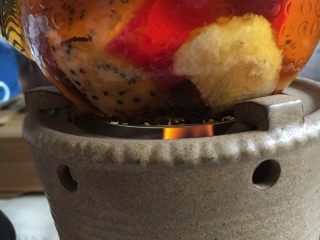 5、多功能水果红茶,倒入温水，放在酒精炉上沸腾一会。没有酒精炉的，那么就倒入开水。