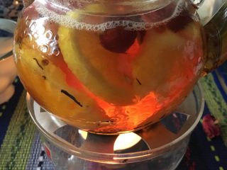6、多功能水果红茶,没有酒精炉的直接倒入开水。放在保温台上。