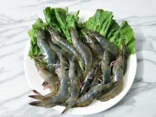 3、鸳鸯火锅,明虾清洗干净，用牙签挑去沙线