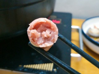 21、鸳鸯火锅,自己做的脆皮肠满满的肉馅，老公说涮火锅超好吃