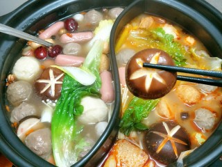 23、鸳鸯火锅,这世界上，没什么是一顿火锅解决不了的，不行就两顿！可以约上亲朋好友一起涮火锅哦~