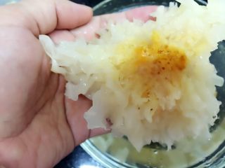 2、养颜莲蓉雪耳蜜饮,1小时后用剪刀把根部剪干净，一定要剪干净