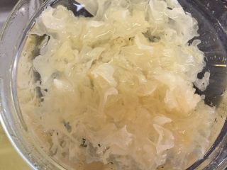 3、养颜莲蓉雪耳蜜饮,剪干净后洗干净，用食用水泡半小时