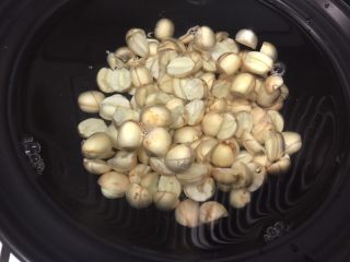8、养颜莲蓉雪耳蜜饮,放入莲子熬煮30分钟，因为是新鲜莲子，所以很快能煮烂的