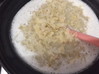 14、养颜莲蓉雪耳蜜饮,放入熬煮过的雪耳碎