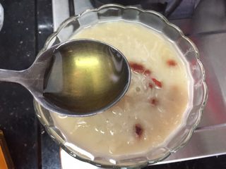 16、养颜莲蓉雪耳蜜饮,等莲蓉雪耳糊冷却到55度以下，再加入蜂蜜来食用