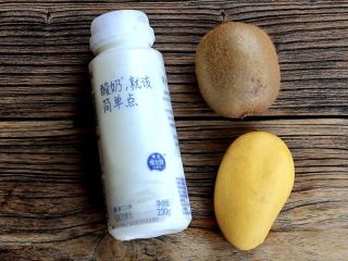 1、水果酸奶杯,准备食材