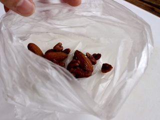 2、水果酸奶杯,杏仁和小核桃装保鲜袋