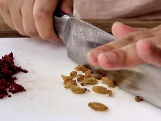 4、水果酸奶杯,蔓越莓干和葡萄干切碎