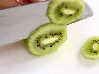 5、水果酸奶杯,猕猴桃去皮切片