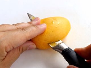 6、水果酸奶杯,芒果一切二