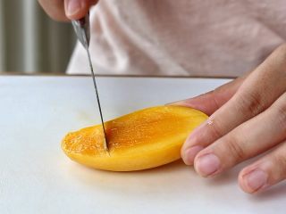 7、水果酸奶杯,划十字，切小块