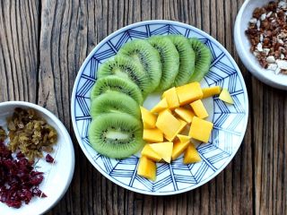 8、水果酸奶杯,食材装盘