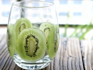 9、水果酸奶杯,猕猴桃贴杯壁