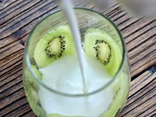 10、水果酸奶杯,倒入酸奶