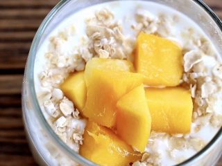 12、水果酸奶杯,放入芒果