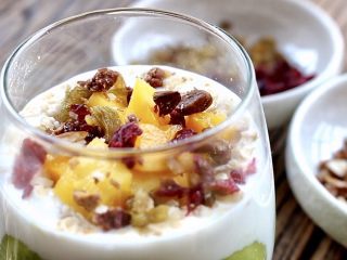 13、水果酸奶杯,放入蔓越莓干，葡萄干和杏仁，小核桃