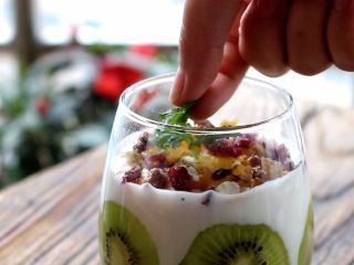 14、水果酸奶杯,最后插入薄荷