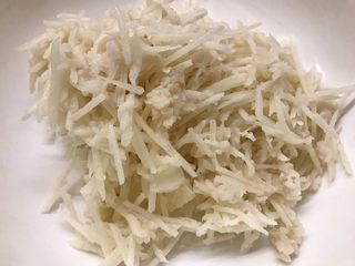 2、莲藕肉饼,莲藕去皮，擦丝