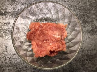 3、莲藕肉饼,猪肉剁碎