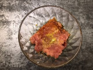 4、莲藕肉饼,加入适量生抽、盐和胡椒粉搅拌均匀