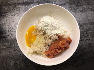 5、莲藕肉饼,藕中加入猪肉、鸡蛋、面粉
