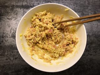 6、莲藕肉饼,用筷子搅拌均匀