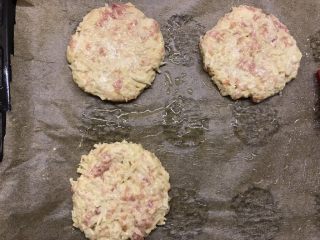 8、莲藕肉饼,取适量藕饼糊揉圆压扁放在烤盘上