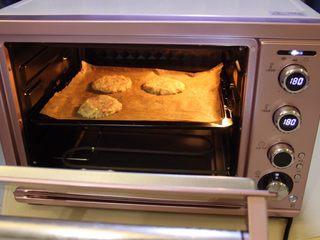 10、莲藕肉饼,将烤盘放入烤箱中