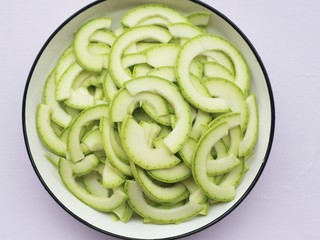 3、超简单的家常素炒西葫芦,西葫芦切片。