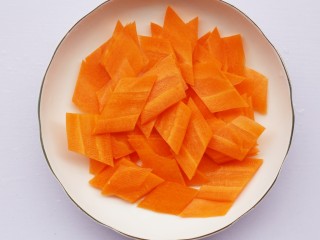 4、超简单的家常素炒西葫芦,胡萝卜切菱形。