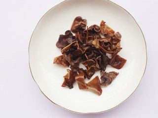 5、超简单的家常素炒西葫芦,木耳泡发洗净切块。