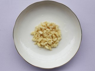 6、超简单的家常素炒西葫芦,蒜切末。