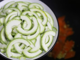 10、超简单的家常素炒西葫芦,加西葫芦。