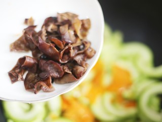 12、超简单的家常素炒西葫芦,加木耳。